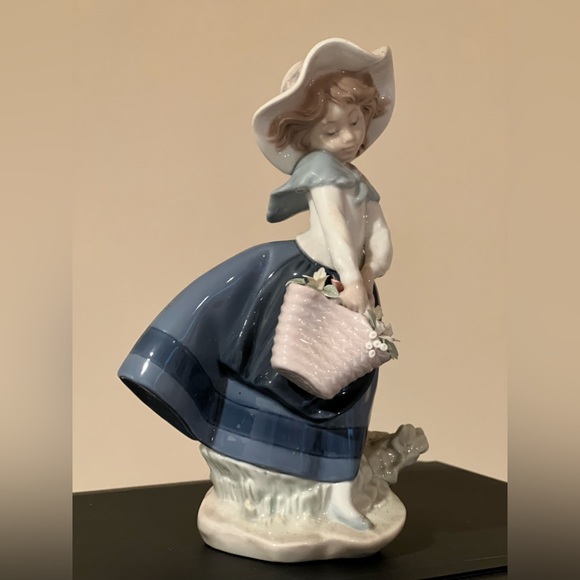 Lladro Collectible Figurine, Pretty Pickings #5222 SKU: 01005222 Made In Spain - Picture 2 of 5